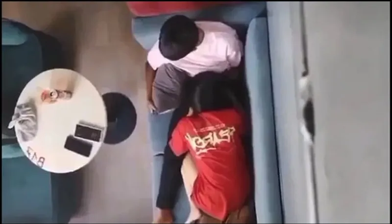 Quay lén con ghệ bú liếm cho cô bạn gái nơi công cộng